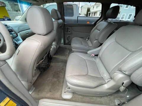 Photo of 2005 Blue Toyota Sienna