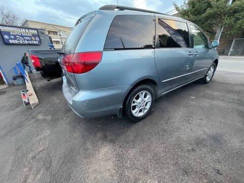 Photo of 2005 Blue Toyota Sienna
