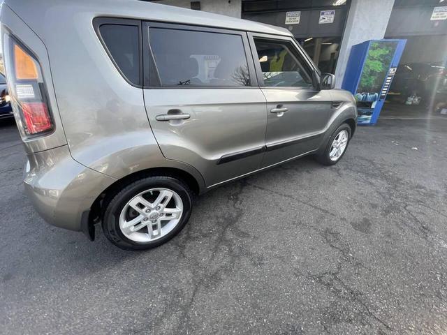 Photo of 2011 Silver Kia Soul