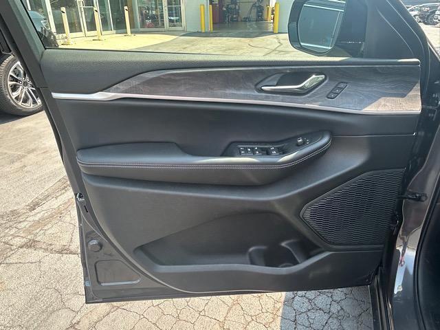 Photo of 2025 Baltic Gray Metallic Clearcoat Jeep Grand Cherokee L