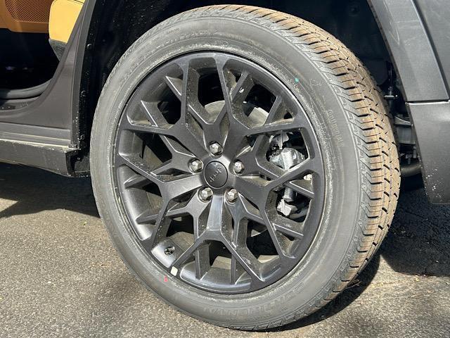 Photo of 2025 Baltic Gray Metallic Clearcoat Jeep Grand Cherokee 4xe