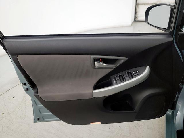 Photo of 2013 Green Toyota Prius