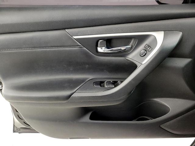 Photo of 2017 Black Nissan Altima