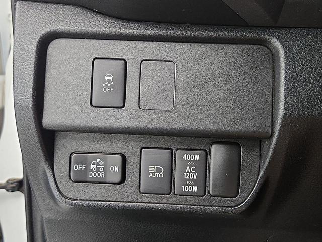 Photo of 2020 White Toyota Tacoma