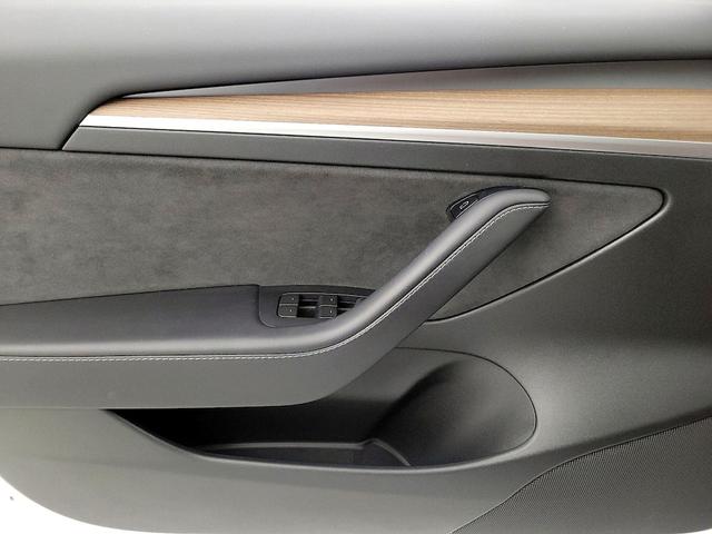 Photo of 2023 White Tesla Model 3