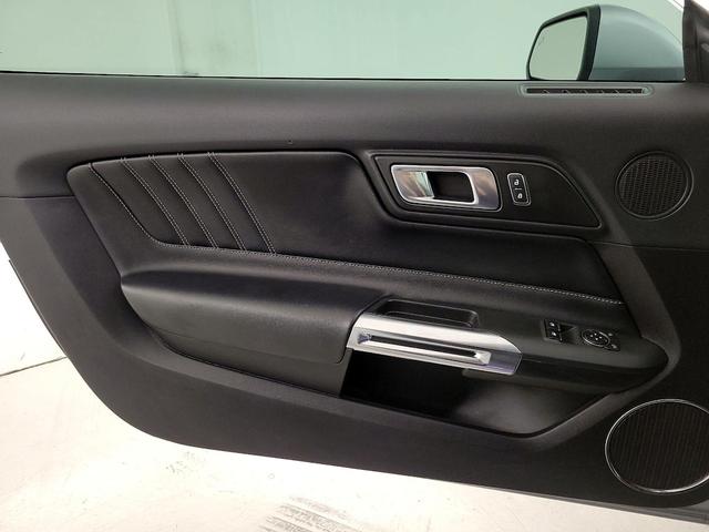 Photo of 2022 Silver Ford Mustang