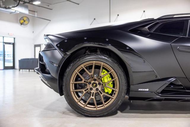 Photo of 2024 Nero Noctis Metallic Lamborghini Huracan Sterrato