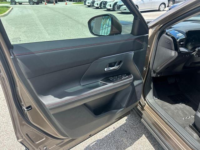Photo of 2025 Brown Nissan Kicks