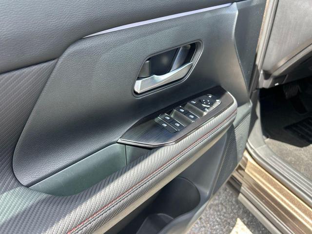 Photo of 2025 Brown Nissan Kicks