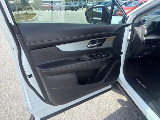 Photo of 2025 White Nissan Murano