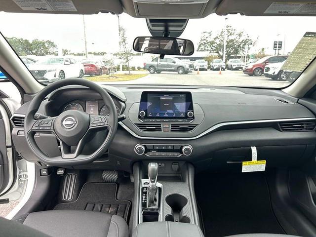Photo of 2025 White Nissan Altima