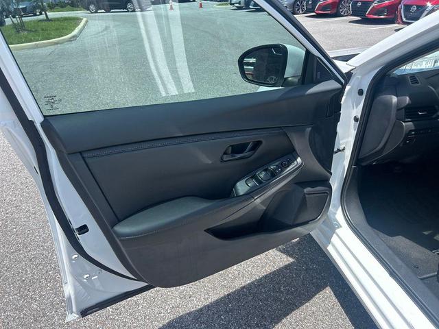 Photo of 2025 White Nissan Sentra