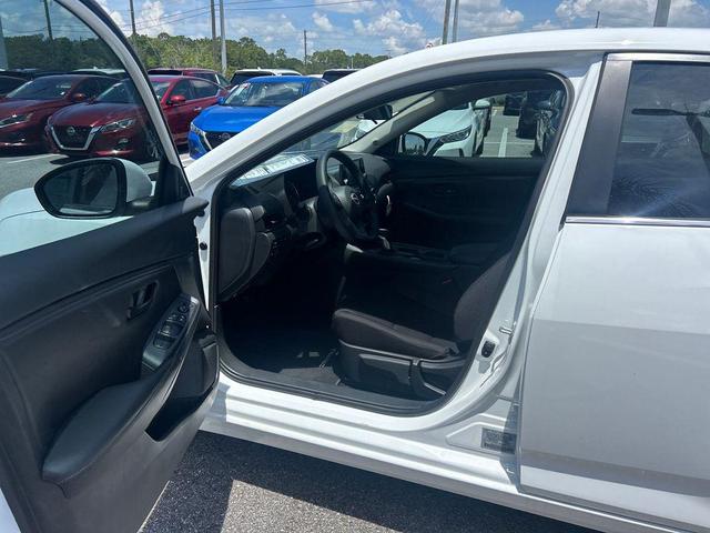 Photo of 2025 White Nissan Sentra