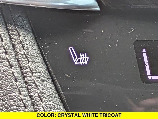 Photo of 2020 Crystal White Tricoat Cadillac XT6