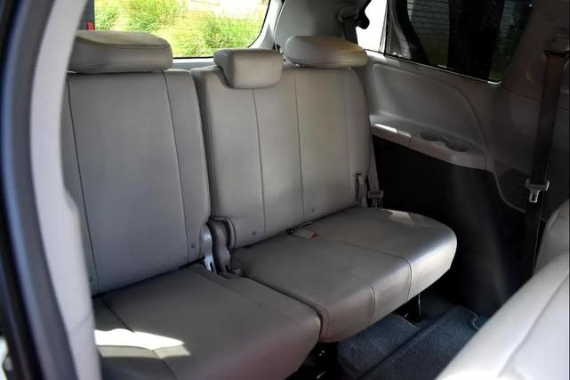 Photo of 2017 Silver Sky Metallic Toyota Sienna