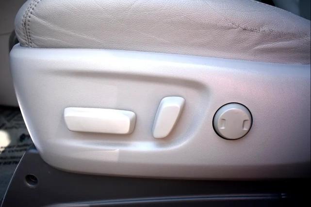 Photo of 2017 Silver Sky Metallic Toyota Sienna