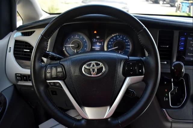 Photo of 2017 Silver Sky Metallic Toyota Sienna