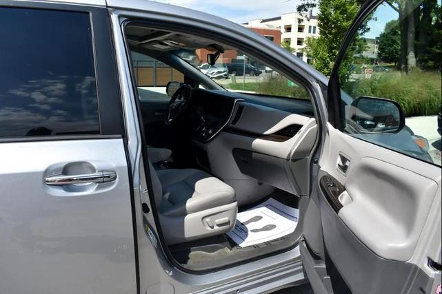 Photo of 2017 Silver Sky Metallic Toyota Sienna