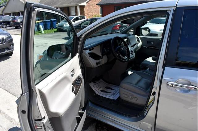 Photo of 2017 Silver Sky Metallic Toyota Sienna