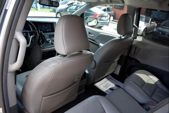 Photo of 2017 Silver Sky Metallic Toyota Sienna