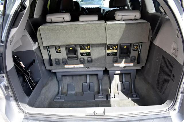 Photo of 2017 Silver Sky Metallic Toyota Sienna