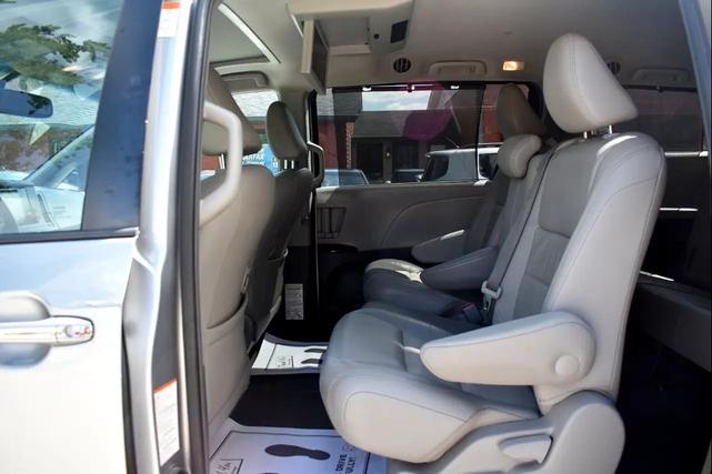 Photo of 2017 Silver Sky Metallic Toyota Sienna