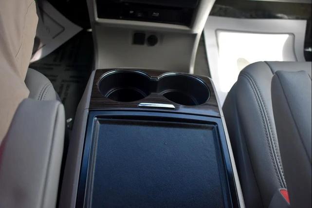 Photo of 2017 Silver Sky Metallic Toyota Sienna