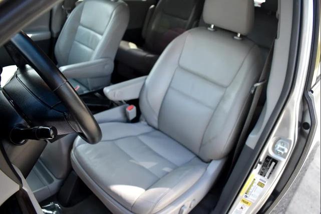 Photo of 2017 Silver Sky Metallic Toyota Sienna