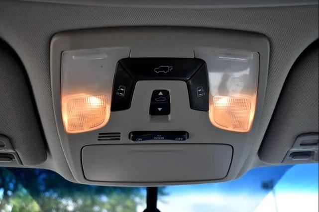 Photo of 2017 Silver Sky Metallic Toyota Sienna
