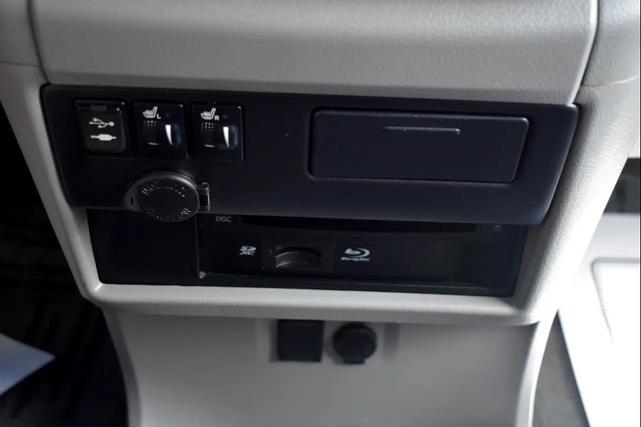 Photo of 2017 Silver Sky Metallic Toyota Sienna