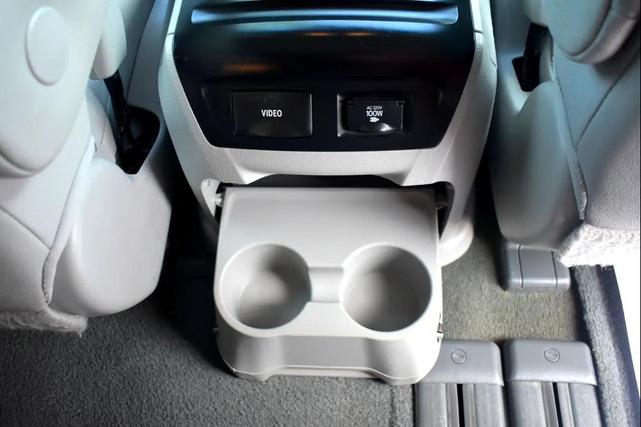 Photo of 2017 Silver Sky Metallic Toyota Sienna