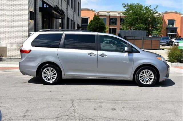 Photo of 2017 Silver Sky Metallic Toyota Sienna