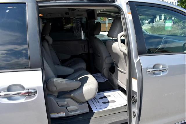 Photo of 2017 Silver Sky Metallic Toyota Sienna