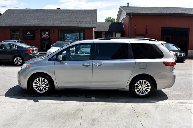 Photo of 2017 Silver Sky Metallic Toyota Sienna