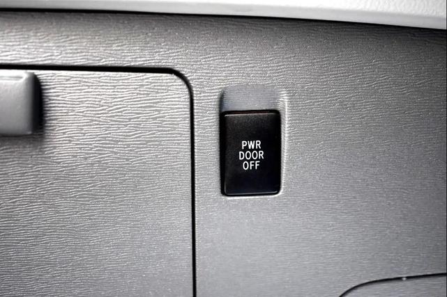 Photo of 2017 Silver Sky Metallic Toyota Sienna