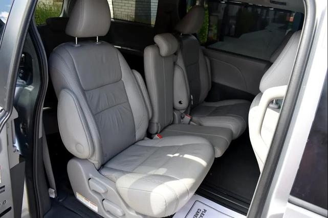 Photo of 2017 Silver Sky Metallic Toyota Sienna