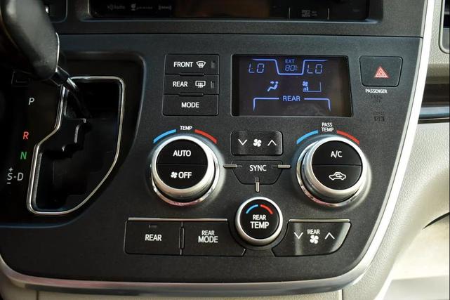 Photo of 2017 Silver Sky Metallic Toyota Sienna