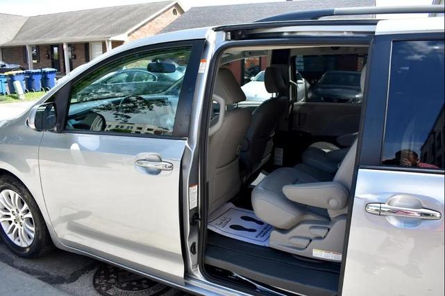 Photo of 2017 Silver Sky Metallic Toyota Sienna