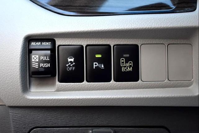 Photo of 2017 Silver Sky Metallic Toyota Sienna