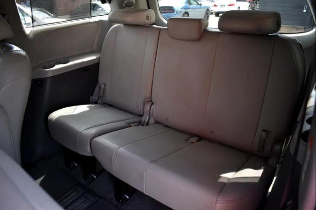 Photo of 2017 Silver Sky Metallic Toyota Sienna