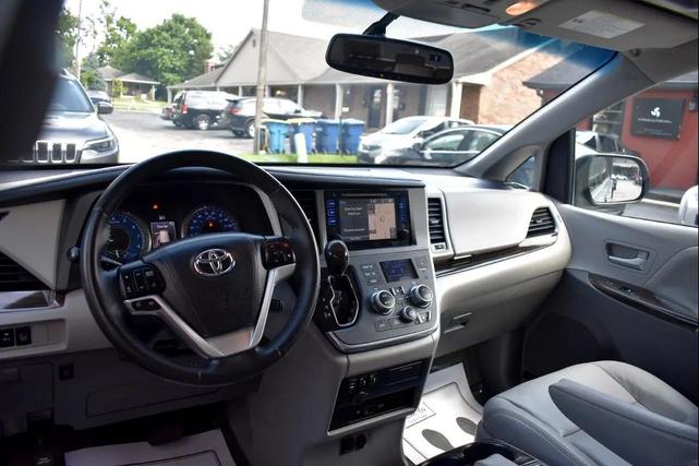 Photo of 2017 Silver Sky Metallic Toyota Sienna