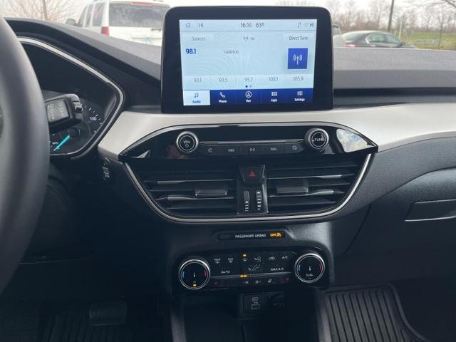 Photo of 2022 White Ford Escape