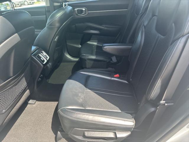 Photo of 2022 Silky Silver Kia Sorento Hybrid
