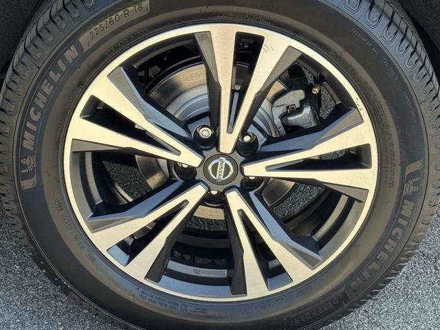 Photo of 2019 Magnetic Black Pearl Nissan Rogue