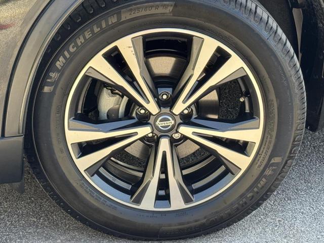 Photo of 2019 Magnetic Black Pearl Nissan Rogue