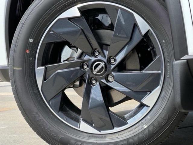 Photo of 2025 Everest White Pearl Nissan Rogue