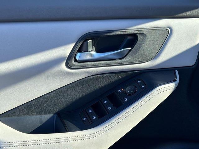 Photo of 2025 Everest White Pearl Nissan Rogue