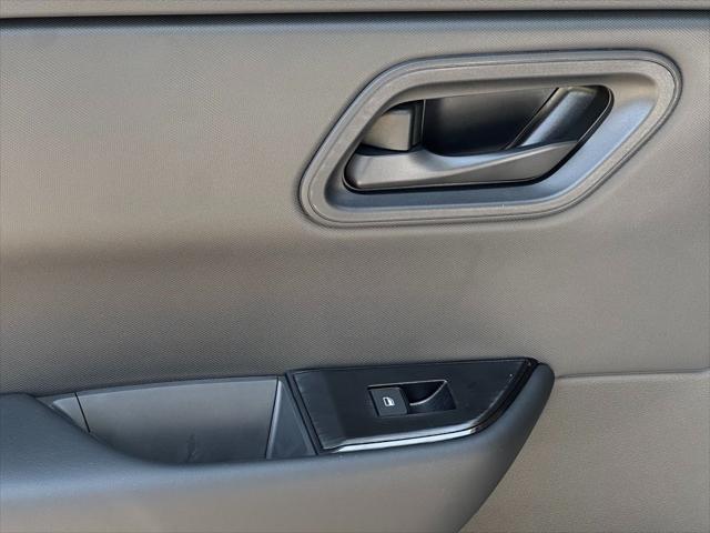 Photo of 2025 Brilliant Silver Metallic Nissan Rogue