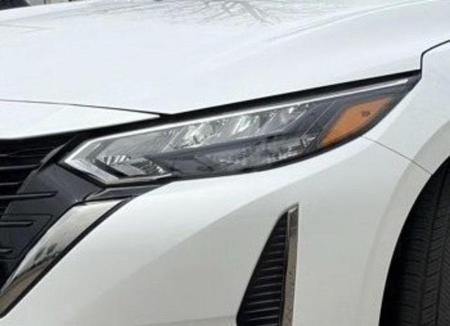 Photo of 2025 Aspen White Tricoat/Super Black Nissan Sentra