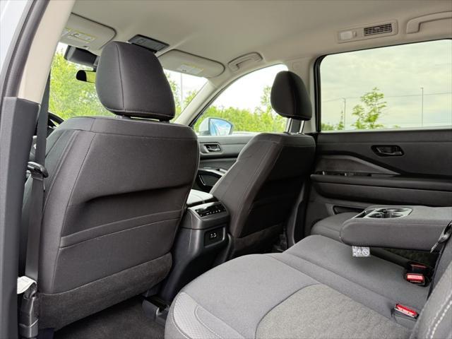Photo of 2025 Everest White Pearl Tricoat Nissan Pathfinder